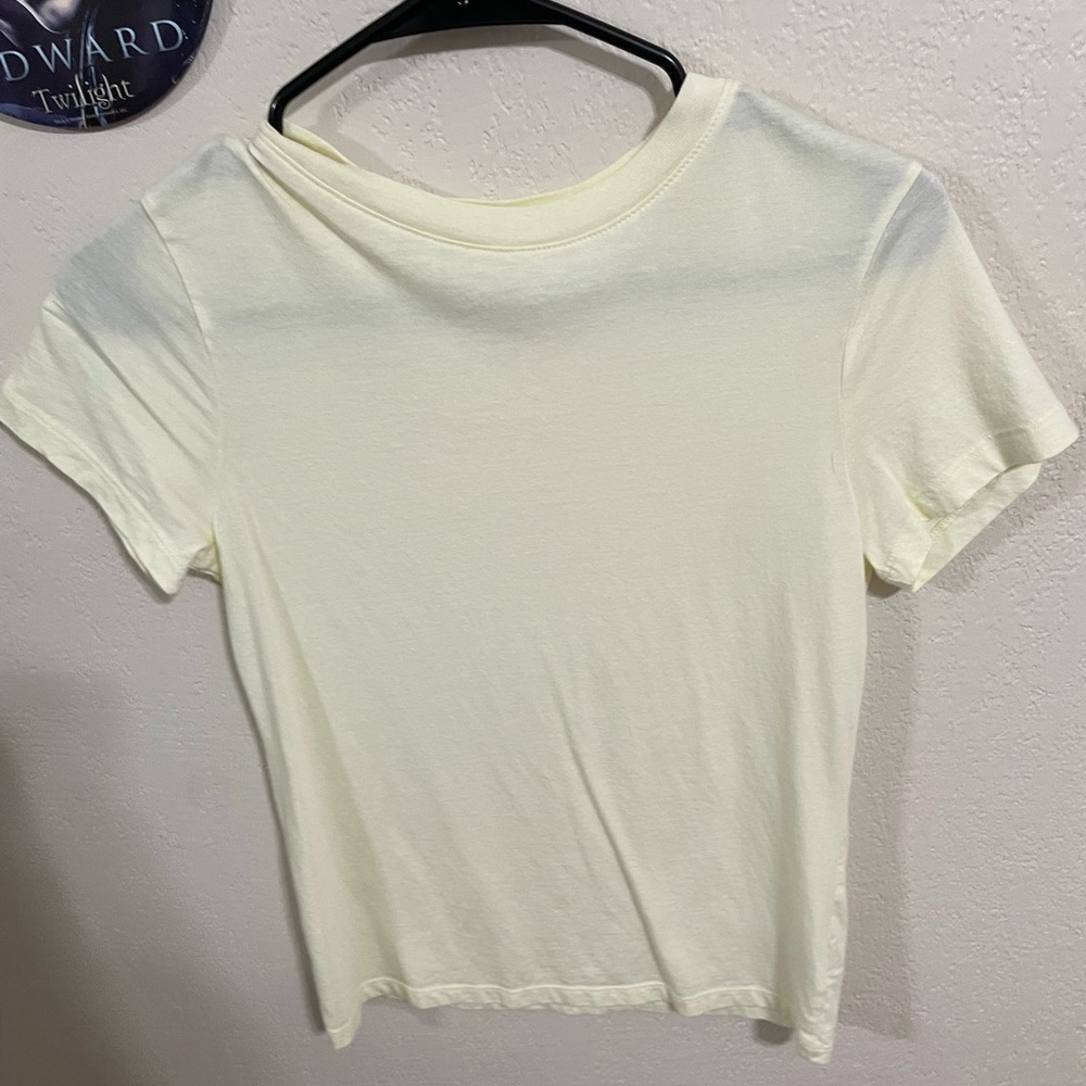 Pale yellow top